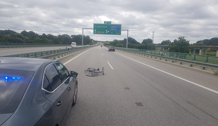 Řidiči upadlo na dálnici jízdní kolo z nosiče. Jen se štěstím nezpůsobilo žádnou nehodu