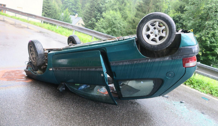 Řidič se zalekl protijedoucího vozu, strhl řízení a skončil na střeše