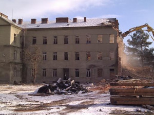 Jezdecká kasárna padla před pěti lety. Místo je stále prázdné. Prostějované zde chtějí park