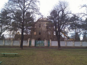 Jezdecká kasárna padla před pěti lety. Místo je stále prázdné. Prostějované zde chtějí park