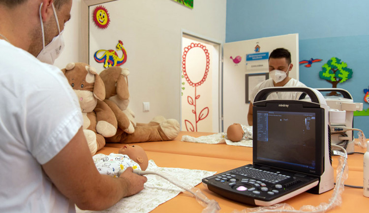 Nový přenosný přístroj nahradí velký vozík, se kterým zdravotníci museli složitě manipulovat v budově Novorozeneckého oddělení