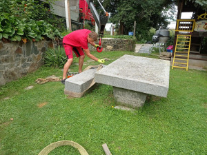 Spolek Hanácký Jeruzalém dnes vyzvedl několikatunový náhrobek ze zahrady na Plumlově