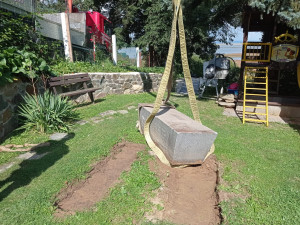 Spolek Hanácký Jeruzalém vyzvedl vzácný několikatunový náhrobek ze zahrady na Plumlově