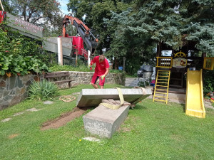 Spolek Hanácký Jeruzalém vyzvedl vzácný několikatunový náhrobek ze zahrady na Plumlově