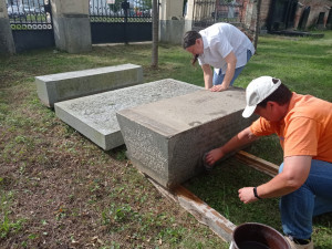 Spolek Hanácký Jeruzalém vyzvedl vzácný několikatunový náhrobek ze zahrady na Plumlově