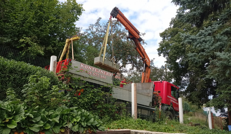 Spolek Hanácký Jeruzalém dnes vyzvedl několikatunový náhrobek ze zahrady na Plumlově