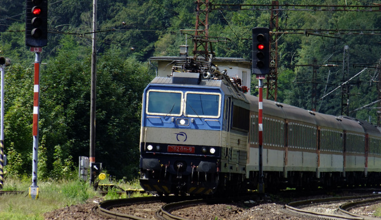 Chlapec utrpěl těžké popáleniny. Při přelézání vagonu ho zasáhl elektrický proud