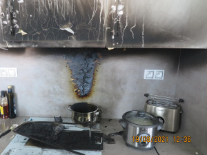 V bytě hořela digestoř, v domě matrace. Příčinou byla v obou případech nedbalost