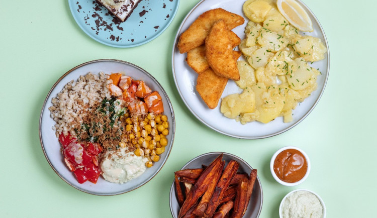 Letní tipy pro zapřisáhlé vegany i občasné nemasaře. Wolt rostlinné menu doručí i do parku