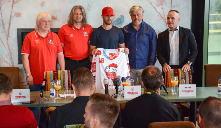 Krejčí nyní neplánuje návrat do NHL. Poprvé chce za Olomouc hrát v září