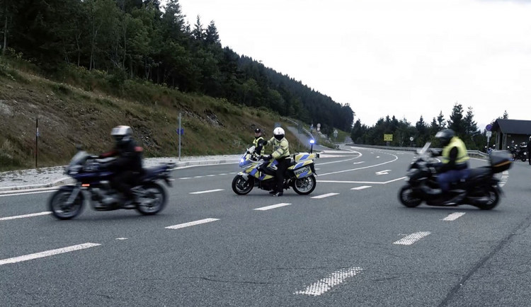 Nechoďte za limit, varovali policisté a odborníci motorkáře na Červenohorském sedle