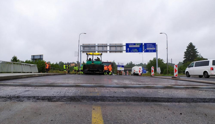 Rekonstrukce mostu v ulici Generála Píky se chýlí ke konci. Dopravní omezení končí ve čtvrtek