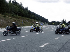 Nechoďte za limit, varovali policisté a odborníci motorkáře na Červenohorském sedle