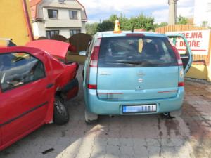 Řidič se rozkašlal a v Mostkovicích naboural dva zaparkované automobily