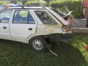 Řidič se rozkašlal a v Mostkovicích naboural dva zaparkované automobily