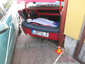 Řidič se rozkašlal a v Mostkovicích naboural dva zaparkované automobily