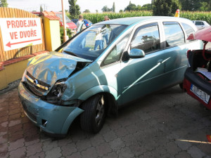 Řidič se rozkašlal a v Mostkovicích naboural dva zaparkované automobily