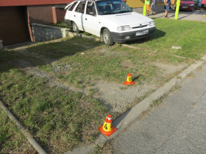 Řidič se rozkašlal a v Mostkovicích naboural dva zaparkované automobily