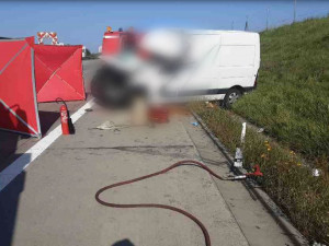 Po tragické nehodě je dálnice na Ostravu u Bělotína uzavřena. Zemřel řidič dodávky