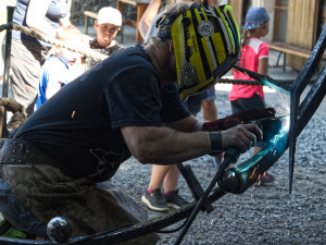 Helfštýn obsadili kováři, vytvoří design zdroje pitné vody. O víkendu následuje Hefaiston