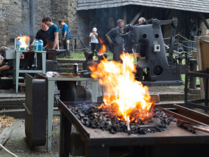 Helfštýn obsadili kováři, vytvoří design zdroje pitné vody. O víkendu následuje Hefaiston