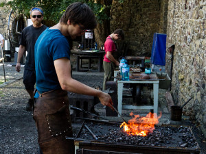 Helfštýn obsadili kováři, vytvoří design zdroje pitné vody. O víkendu následuje Hefaiston