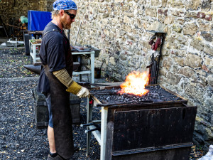 Helfštýn obsadili kováři, vytvoří design zdroje pitné vody. O víkendu následuje Hefaiston