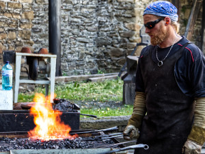 Helfštýn obsadili kováři, vytvoří design zdroje pitné vody. O víkendu následuje Hefaiston
