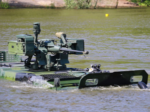 Armáda v Myslejovicích procvičuje plavbu čtrnáctitunovými bojovými vozidly