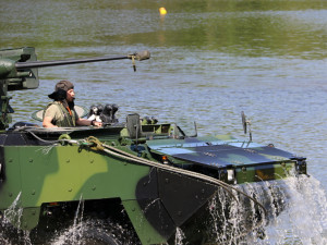 V Myslejovicích armáda procvičuje plavbu čtrnáctitunovými bojovými vozidly