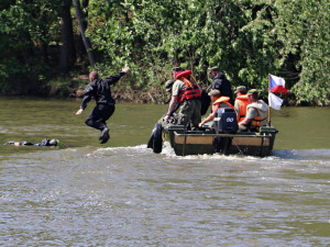 V Myslejovicích armáda procvičuje plavbu čtrnáctitunovými bojovými vozidly