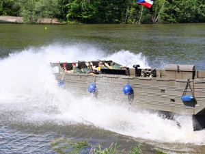 V Myslejovicích armáda procvičuje plavbu čtrnáctitunovými bojovými vozidly