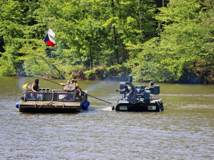 V Myslejovicích armáda procvičuje plavbu čtrnáctitunovými bojovými vozidly
