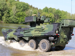 V Myslejovicích armáda procvičuje plavbu čtrnáctitunovými bojovými vozidly