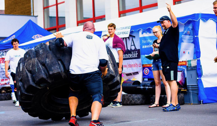 Při závodu ve Šternberku se budou muset siloví sportovci vypořádat také s převracením pneumatiky o váze 450 kilogramů