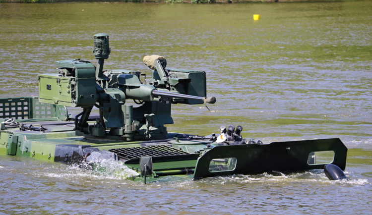 pandur-se-zvednutym-vlnolamem