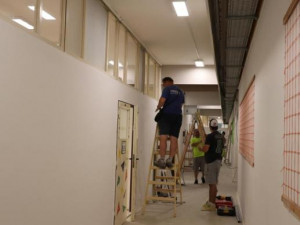 Žákům přerovské ZŠ Trávník začne školní rok později. Kvůli úklidu po rekonstrukci