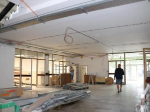 Žákům přerovské ZŠ Trávník začne školní rok později. Kvůli úklidu po rekonstrukci