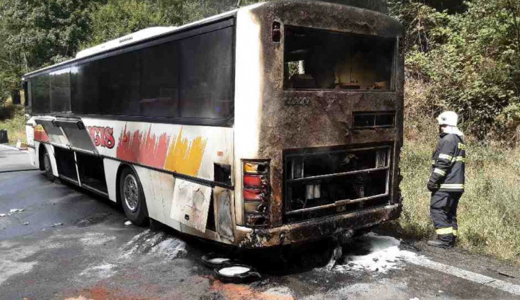 Na Šumpersku hořel autobus s dětmi. Všechny se ve zdraví dostaly ven