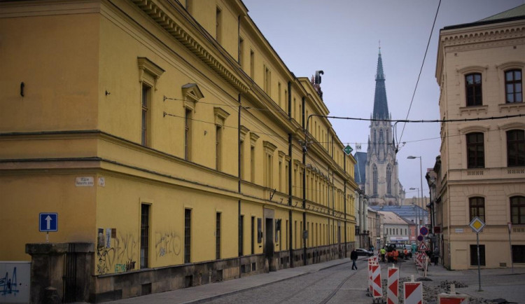 Ministerstvo nabízí k prodeji Hanácká kasárna v Olomouci. Za čtvrt miliardy