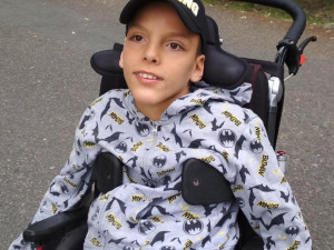 Pomůžete? Ondra, jehož chytrý mozek je kvůli přidušení uvězněn v neposlušném těle, potřebuje vozík