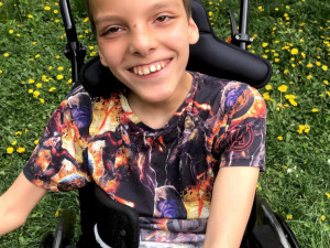 Pomůžete? Ondra, jehož chytrý mozek je kvůli přidušení uvězněn v neposlušném těle, potřebuje vozík