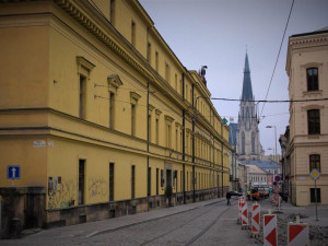 Ministerstvo nabízí k prodeji Hanácká kasárna v Olomouci. Za čtvrt miliardy