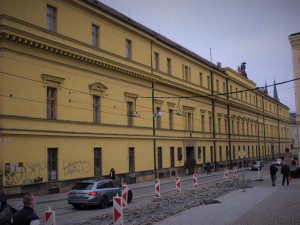 Armáda nabízí k prodeji Hanácká kasárna v Olomouci. Za čtvrt miliardy