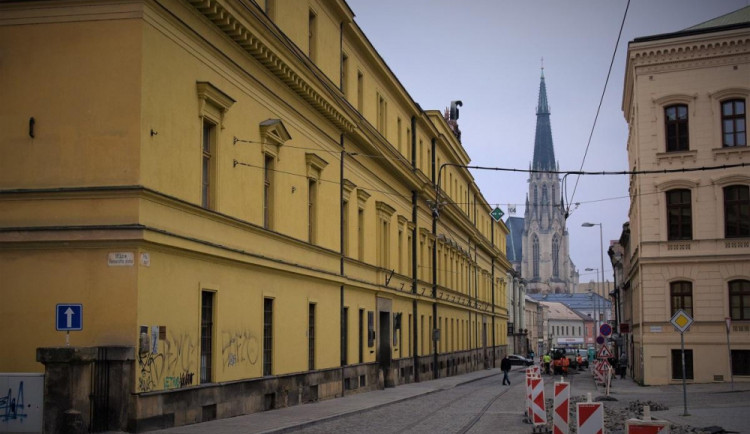 size4-16057899061325-124-vlada-projedna-navrh-na-prodej-hanackych-kasaren-v-olomouci