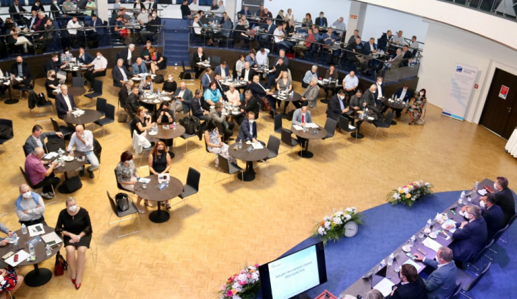 Po dlouhé době covidových omezení se mohli zástupci vedení kraje a obcí setkat na konferenci samospráv