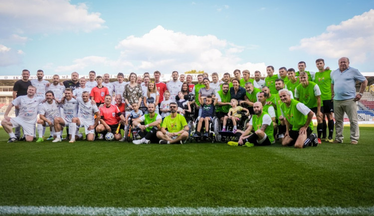 Andrův stadion hostil dobročinný fotbalový souboj osobností