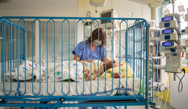 Přestavba druhého nadzemního podlaží Dětské kliniky na Jednotku intenzivní a resuscitační péče trvala necelý rok