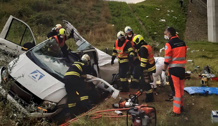 Na D1 havarovala dodávka s autobateriemi. Hasiči řešili únik kyseliny