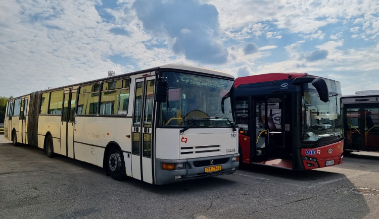 Dopravní podnik prodává devět autobusů, některé jsou pojízdné